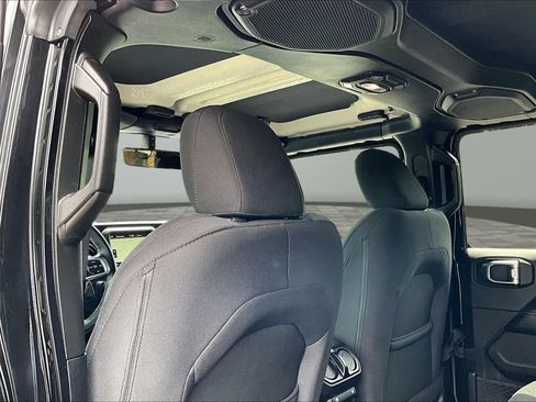 Used 2018 Jeep Wrangler Unlimited Sahara AWD/4WD image 18