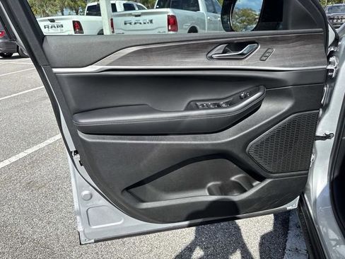 New 2025 Jeep Grand Cherokee Limited w/ Black Appearance Package image 17