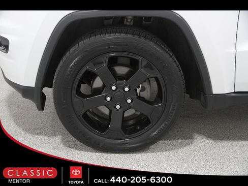 Used 2019 Jeep Grand Cherokee Laredo image 24