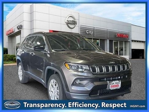 Used 2023 Jeep Compass Latitude AWD/4WD image 1
