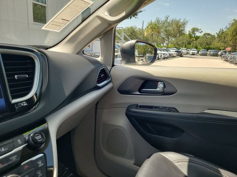 Used 2023 Chrysler Pacifica Touring-L FWD image 30