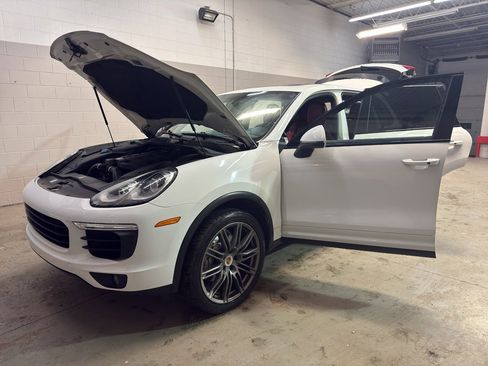 Used 2017 Porsche Cayenne S image 10