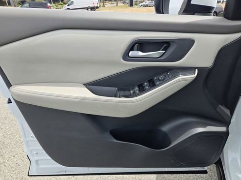 Used 2025 Nissan Rogue SV FWD image 16