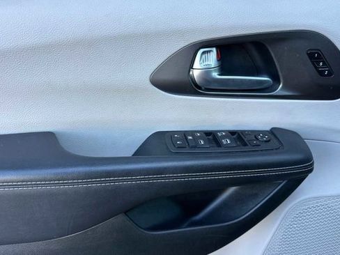 Used 2024 Chrysler Pacifica Touring-L image 10