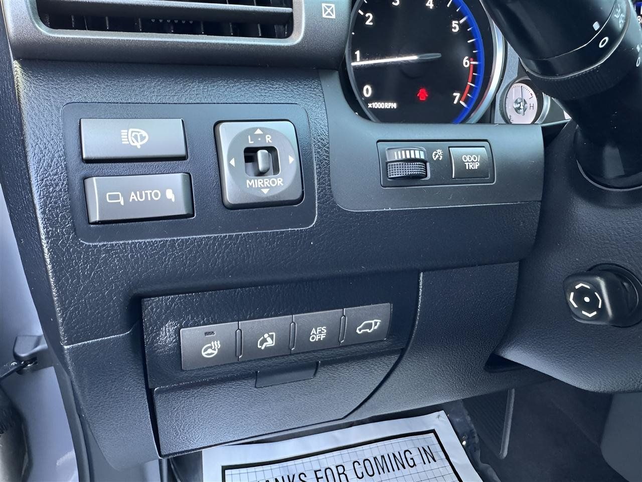 Used 2011 Lexus LX 570 4WD w/ Luxury Pkg image 27