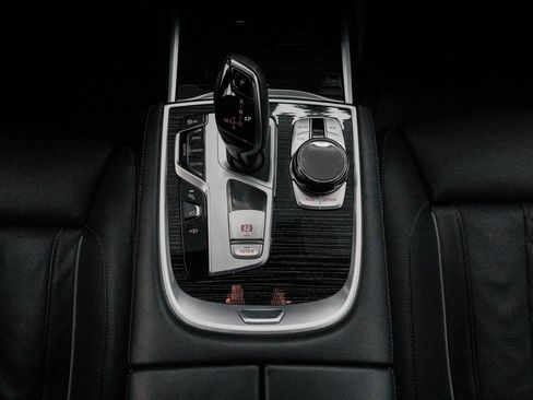 Used 2022 BMW 750i xDrive w/ Executive Package image 32