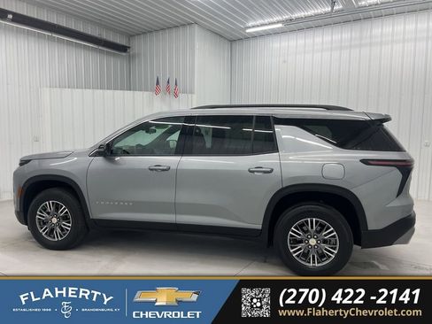 Used 2025 Chevrolet Traverse LT image 5