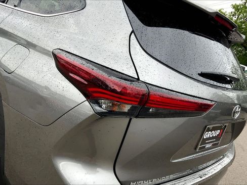 Used 2025 Toyota Highlander Platinum image 29