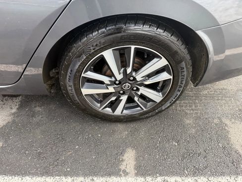 Used 2021 Nissan Versa SV image 9