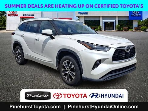 Used 2021 Toyota Highlander XLE FWD image 1