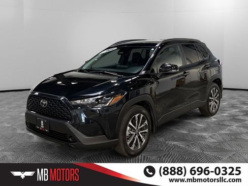 Used 2025 Toyota Corolla Cross LE AWD/4WD image 8