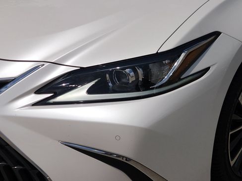 Used 2023 Lexus ES 350 w/ Premium Package FWD image 11