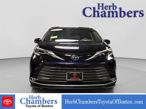 Used 2023 Toyota Sienna Platinum AWD/4WD image 2