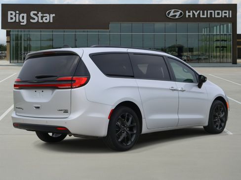 Used 2024 Chrysler Pacifica Limited w/ Uconnect Theater Family Group image 6