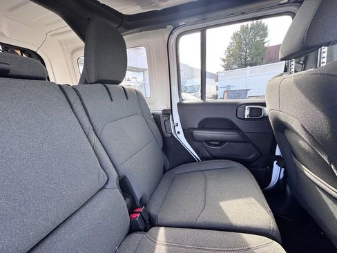 Used 2025 Jeep Wrangler Unlimited Sahara image 21