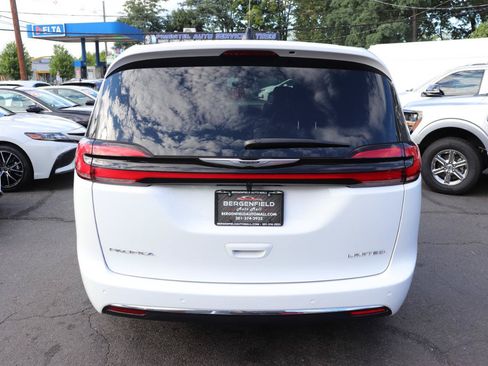 Used 2026 Chrysler Pacifica Limited FWD image 4