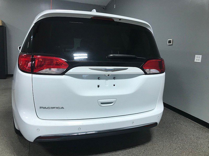 Used 2017 Chrysler Pacifica Touring-L FWD image 4