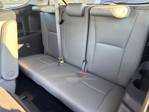 Used 2022 Toyota Highlander XLE AWD/4WD image 11