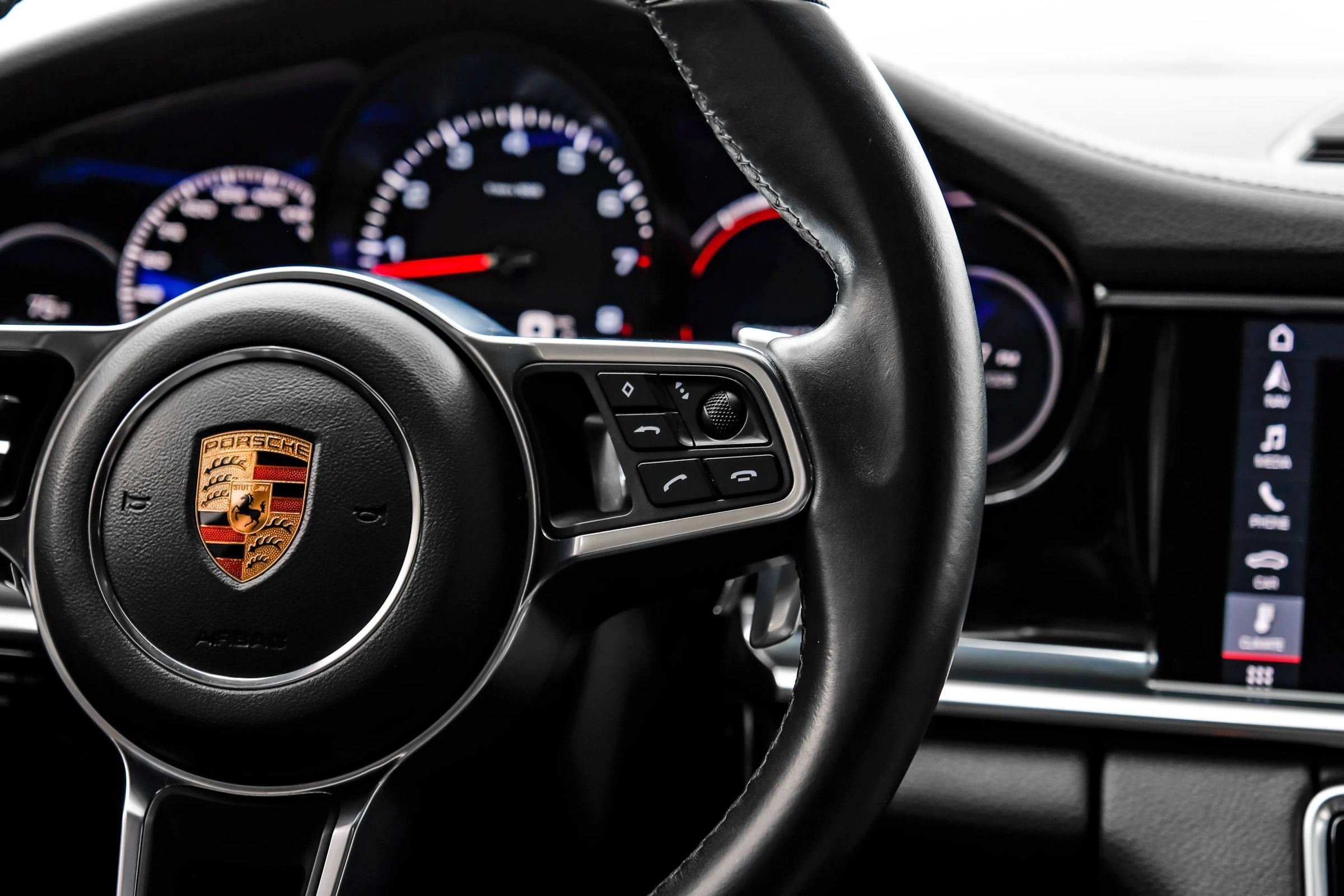 Used 2018 Porsche Panamera image 16