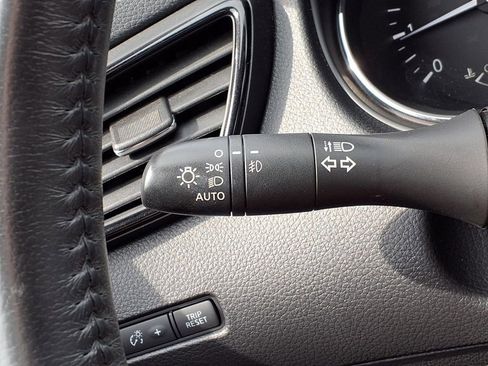 Used 2017 Nissan Rogue SV image 16