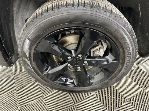 Certified 2024 Jeep Grand Cherokee L Limited w/ Black Appearance Package image 5