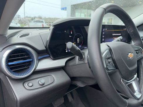 Used 2025 Chevrolet Trax LT w/ LT Convenience Package image 30