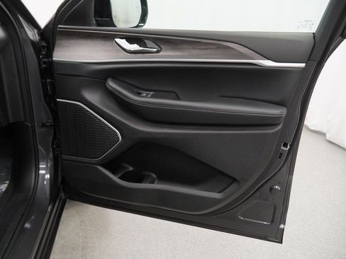 New 2026 Jeep Grand Cherokee L Limited image 32