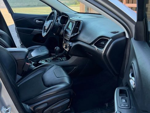 Used 2019 Jeep Cherokee Latitude Plus image 12