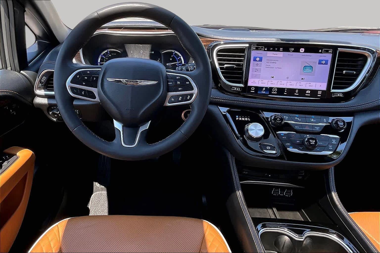 Used 2023 Chrysler Pacifica Pinnacle FWD image 5