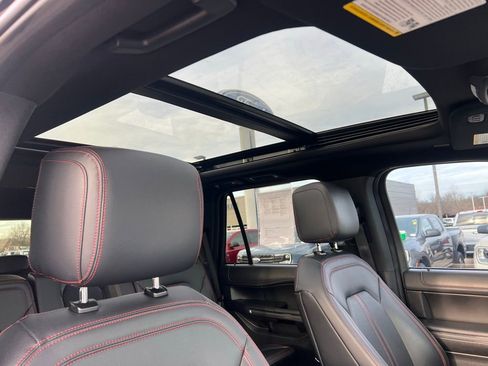 Used 2024 Ford Expedition Limited image 11