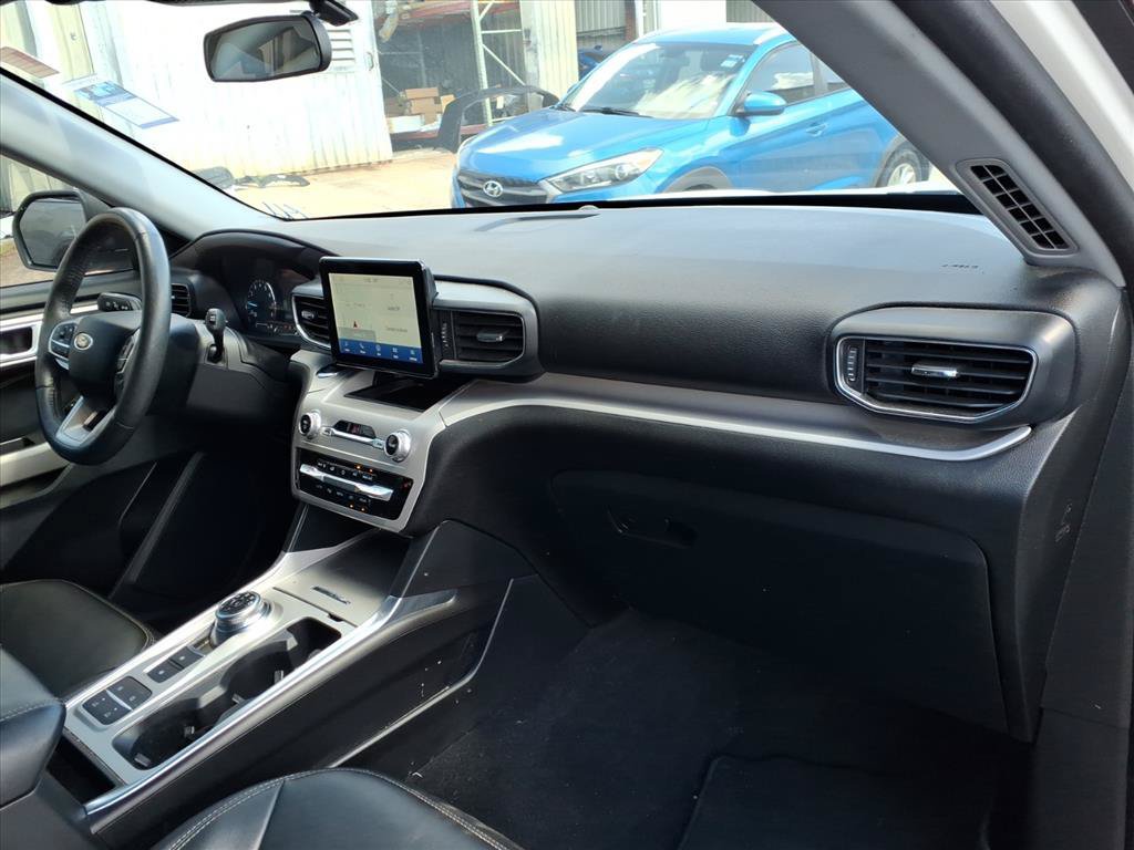 Used 2024 Ford Explorer XLT w/ Equipment Group 202A RWD image 16