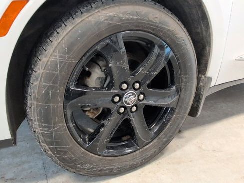 Used 2023 Buick Enclave Essence image 9