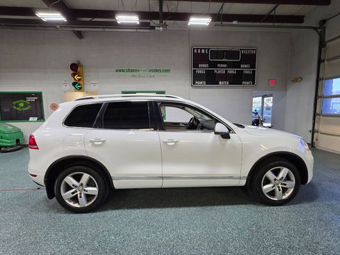 Used 2014 Volkswagen Touareg TDI image 5