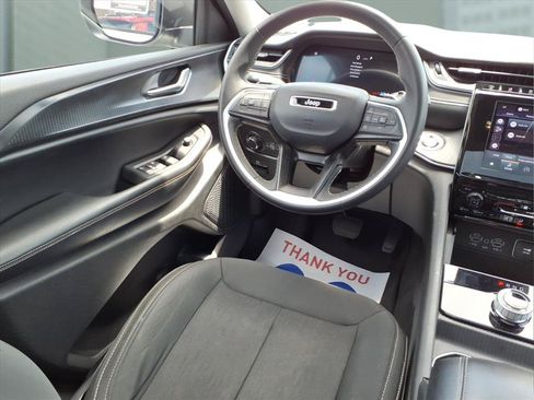 Used 2023 Jeep Grand Cherokee Laredo AWD/4WD image 19