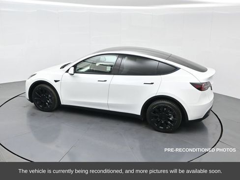 Used 2022 Tesla Model Y Long Range image 59