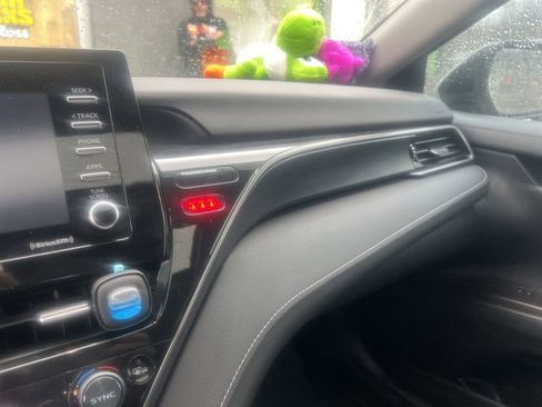 Used 2022 Toyota Camry SE w/ Cold Weather Package image 8