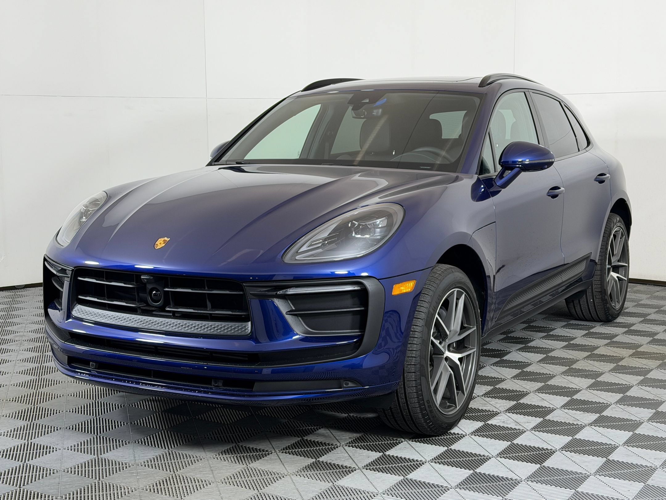 Used 2026 Porsche Macan AWD/4WD image 1