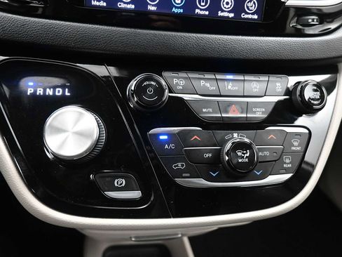 Used 2020 Chrysler Pacifica Touring-L Plus FWD image 17