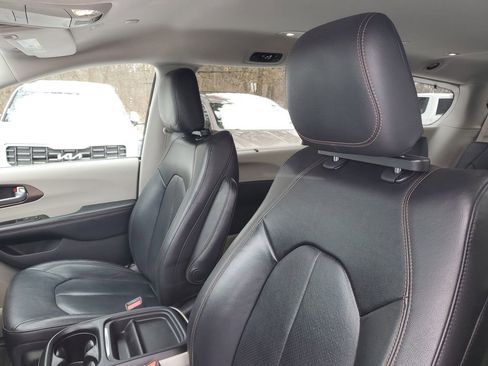 Used 2018 Chrysler Pacifica Touring-L image 11