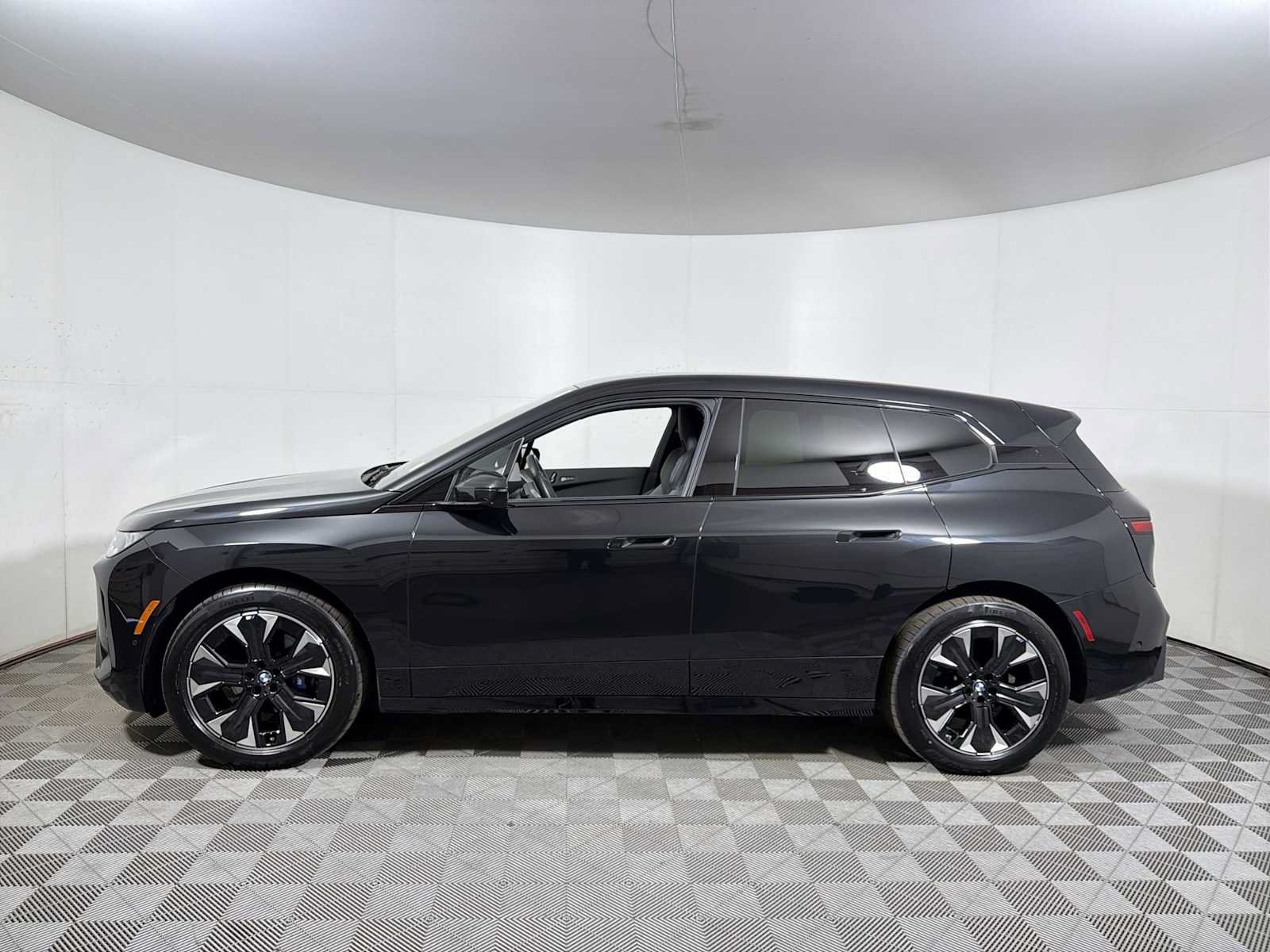 Used 2026 BMW iX xDrive60 w/ M Sport Package AWD/4WD image 4