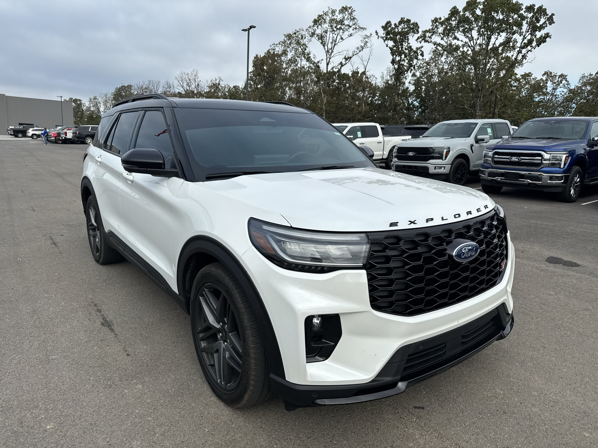 Used 2025 Ford Explorer ST AWD/4WD image 3