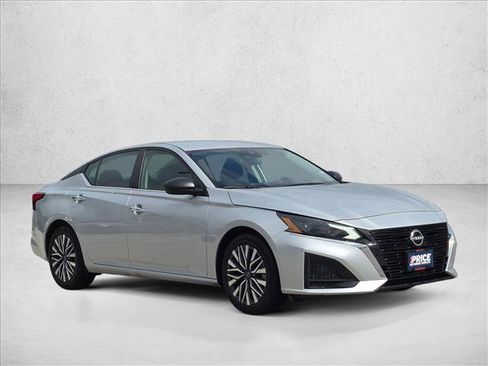 Used 2024 Nissan Altima 2.5 SV FWD image 3