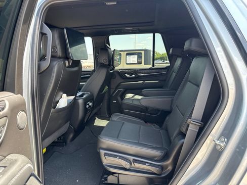Used 2024 GMC Yukon Denali w/ Advanced Technology Package AWD/4WD image 9