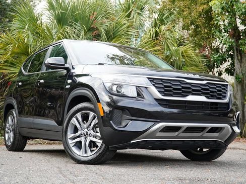 Used 2022 Kia Seltos LX image 2