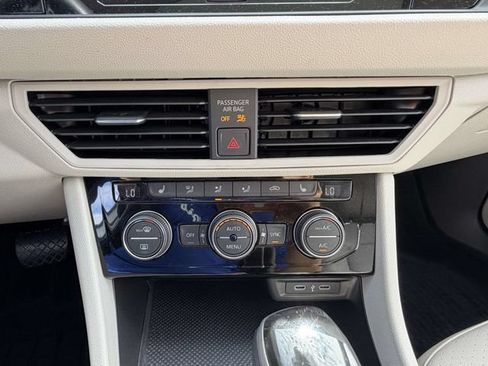 Used 2023 Volkswagen Jetta SE FWD image 23