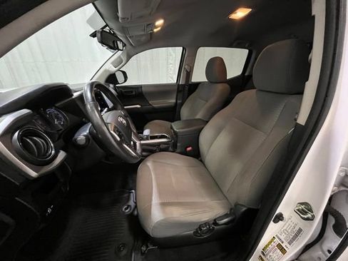 Used 2016 Toyota Tacoma SR5 w/ SR5 Appearance Package (SN) AWD/4WD image 10