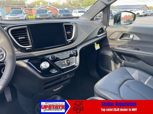 New 2027 Chrysler Pacifica Select FWD image 4