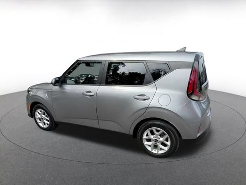 Used 2025 Kia Soul LX w/ LX Technology Package FWD image 9
