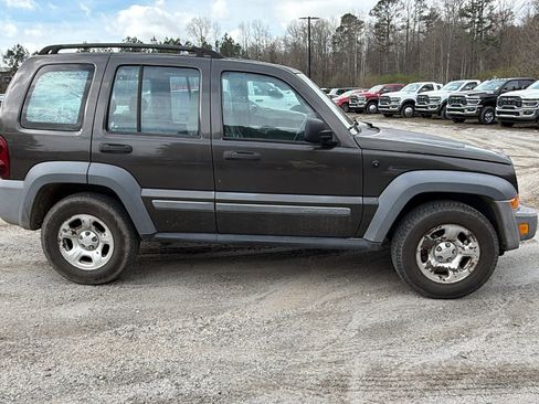 Used 2005 Jeep Liberty Sport image 7