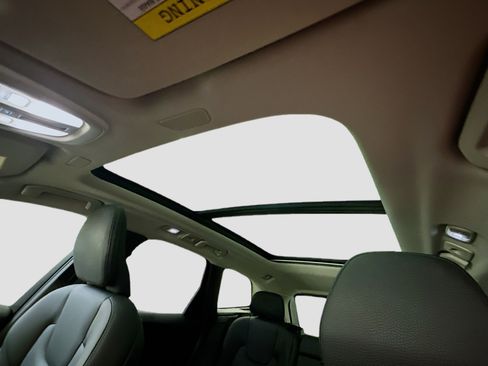 Used 2025 Volvo XC60 B5 Plus image 27